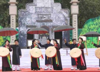 Các cô bác xếp hàng ngay ngắn trước khi lễ rước diễn ra 