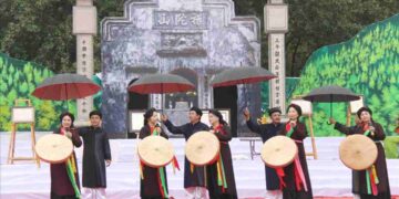 Các cô bác xếp hàng ngay ngắn trước khi lễ rước diễn ra 