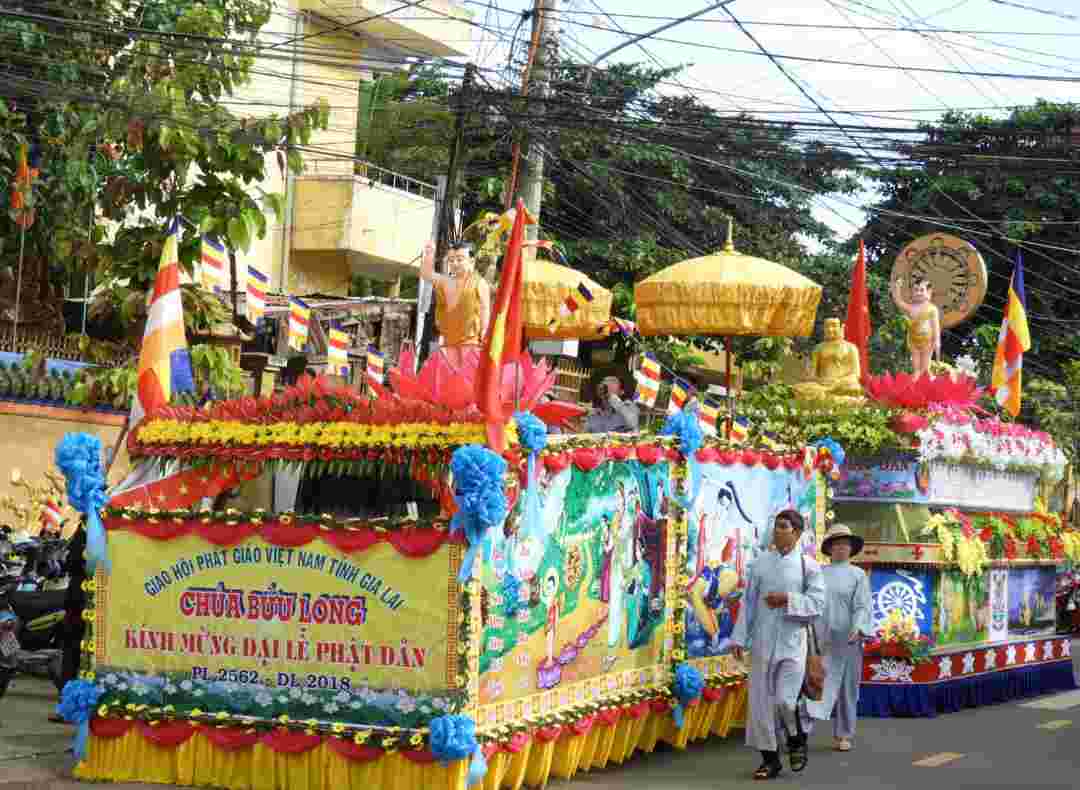 Chuyến xe diễu hành hoành tráng trong ngày lễ Phật Đản