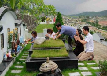 Ngôi mộ phải được sửa sang, dọn dẹp trước khi cúng