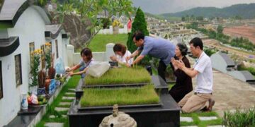 Ngôi mộ phải được sửa sang, dọn dẹp trước khi cúng