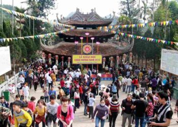 Hoạt động tại Lễ hội Chùa Hương có điểm gì thu hút du khách