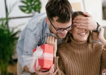 Bật mí 20 món quà Valentine cho vợ yêu ý nghĩa nhất 2023